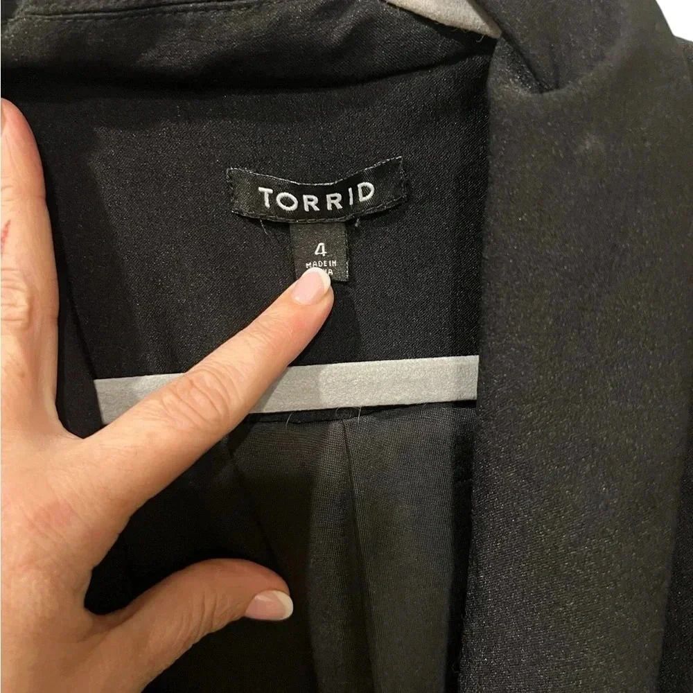 Torrid Black Crepe Cuffed Blazer Single Button Suit Jacket Career size 4 goth - Picture 4 of 5